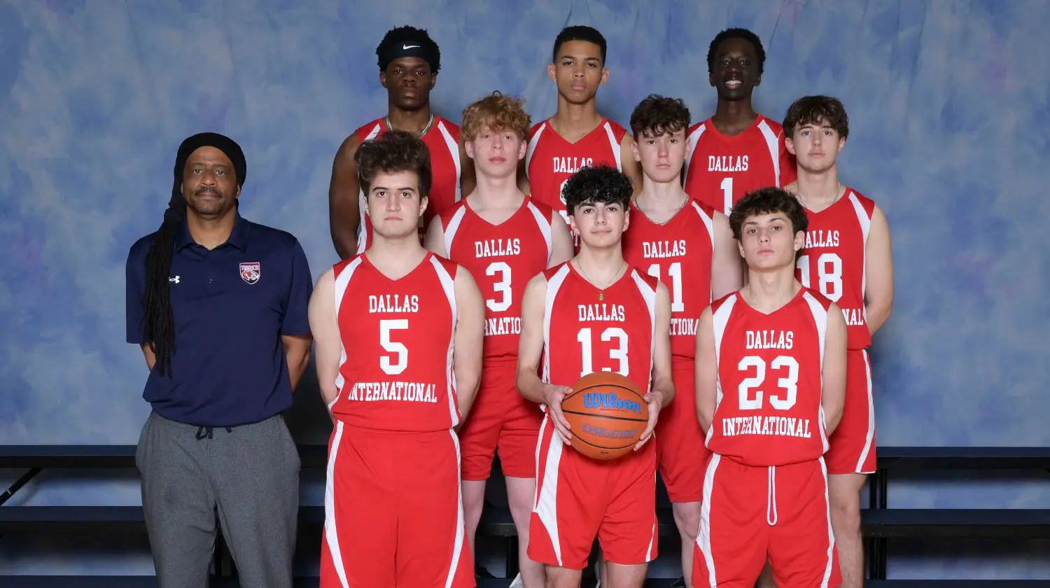 DIS HS Basketball team photo.
