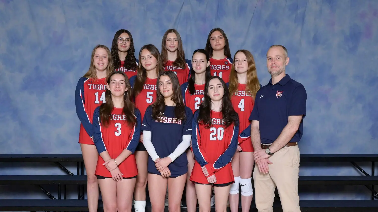 DIS HS Girls Volleyball team photo.