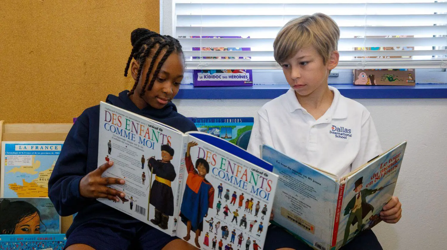 DIS students reading together.